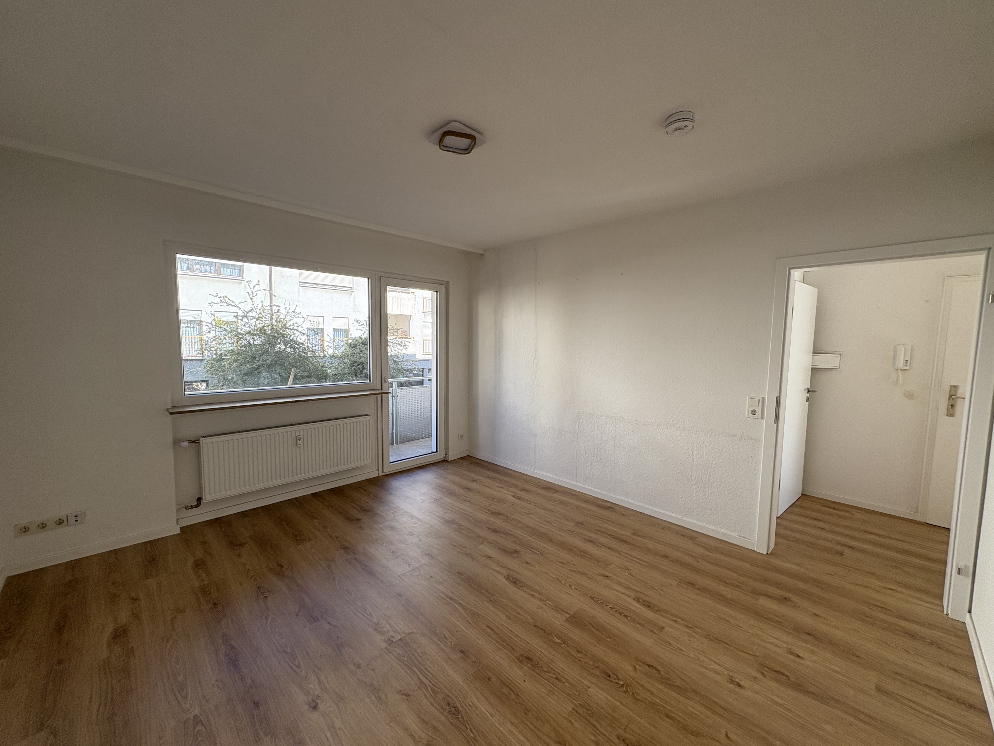 Bezugsfrei ab 01.11.: Helle 2-Zimmer-Wohnung mit Balkon!