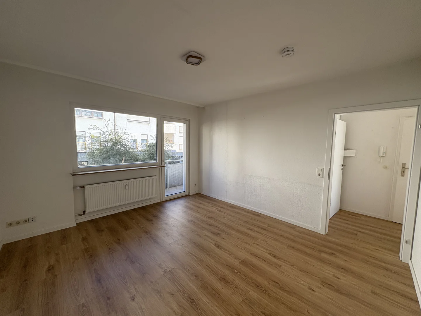 Bezugsfrei ab 01.11.: Helle 2-Zimmer-Wohnung mit Balkon! - Photo 2