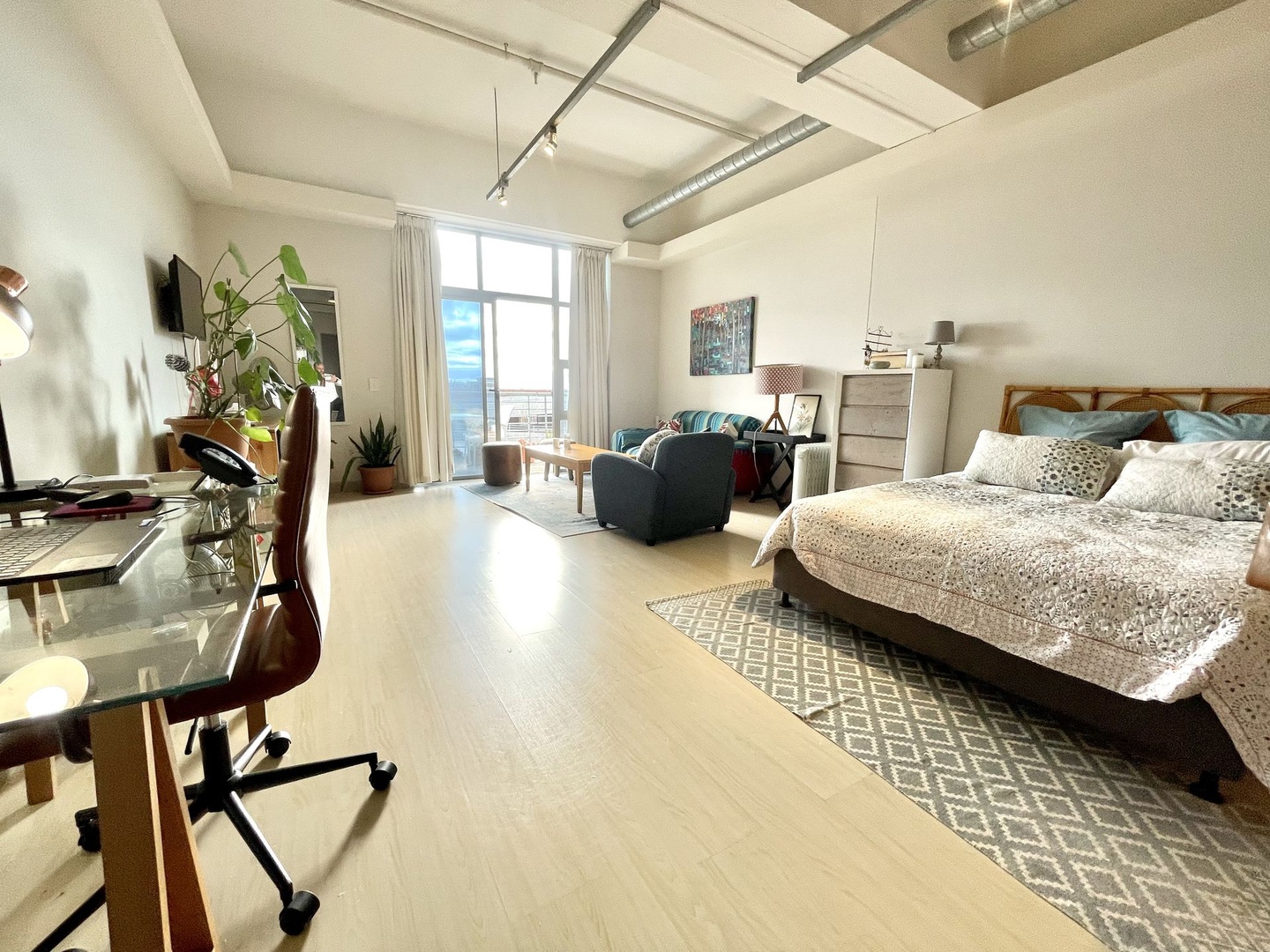 Expansive bachelor unit with high ceilings