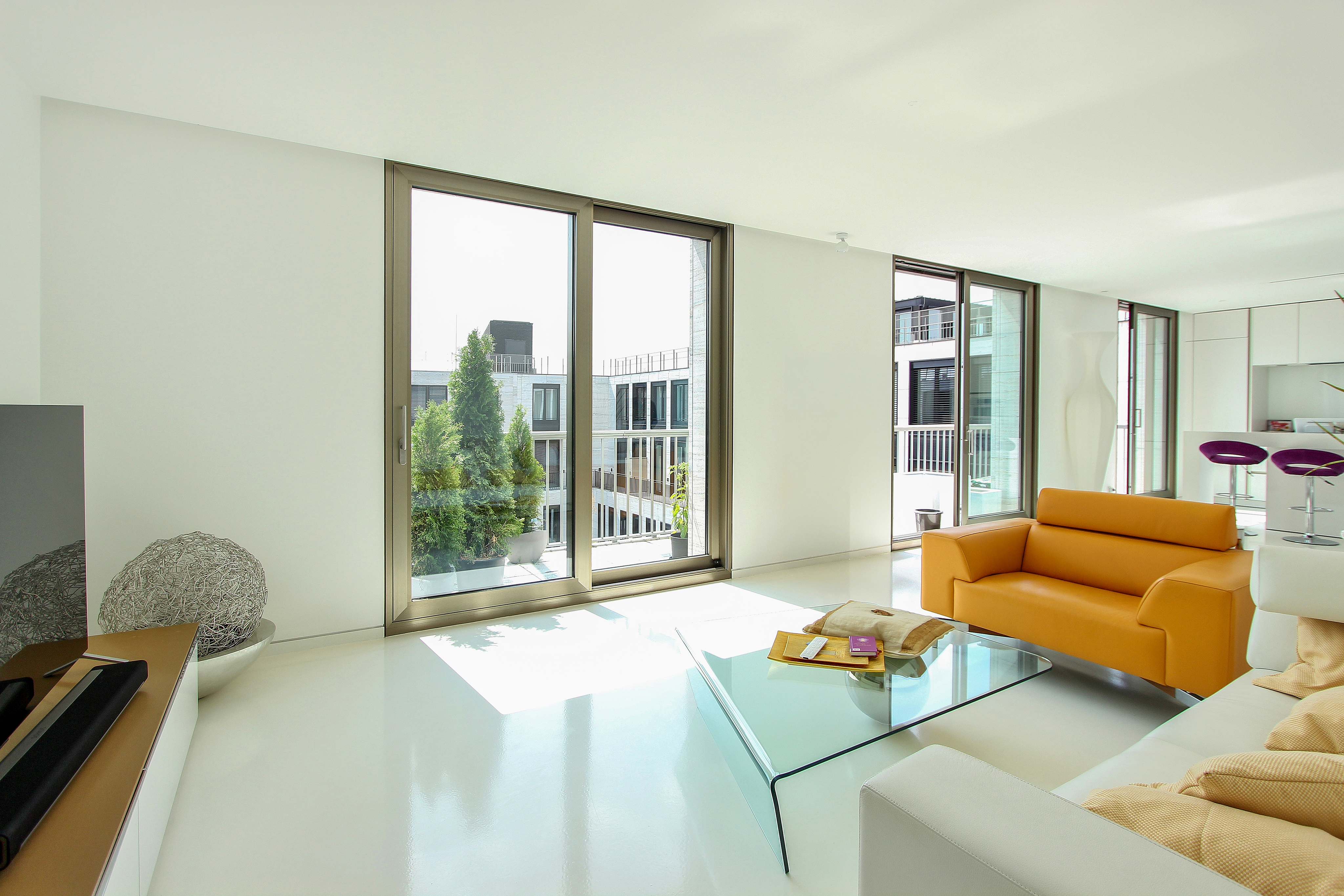 Upper Eastside Berlin: Minimalistische Residenz in Weiß an der Friedrichstraße