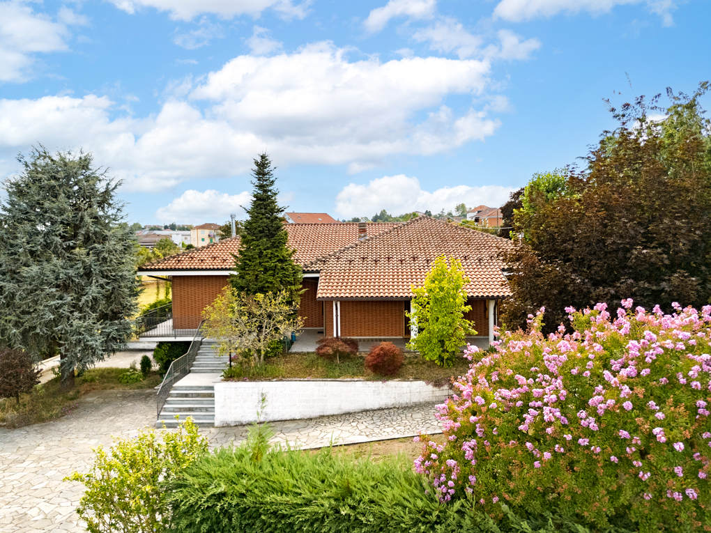 Luminosa villa su unico livello immersa nel verde