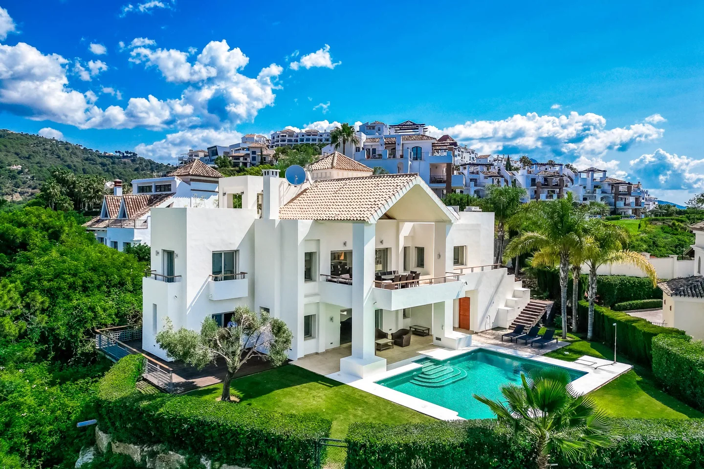 Moderne Villa in erster Golflinie in Los Arqueros mit Panoramablick auf das Meer und den Golfplatz