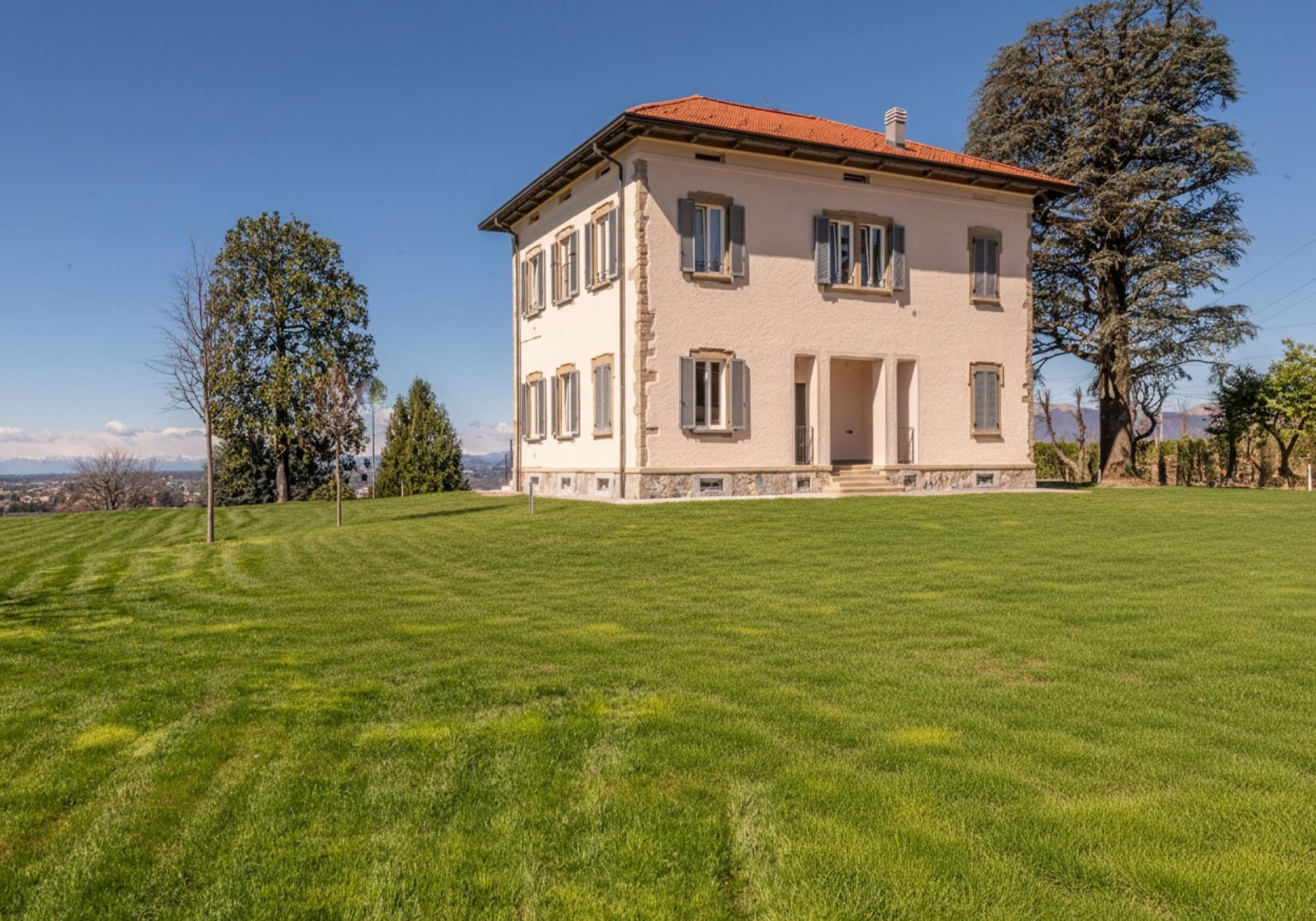 Elegant apartment to rent in historic villa