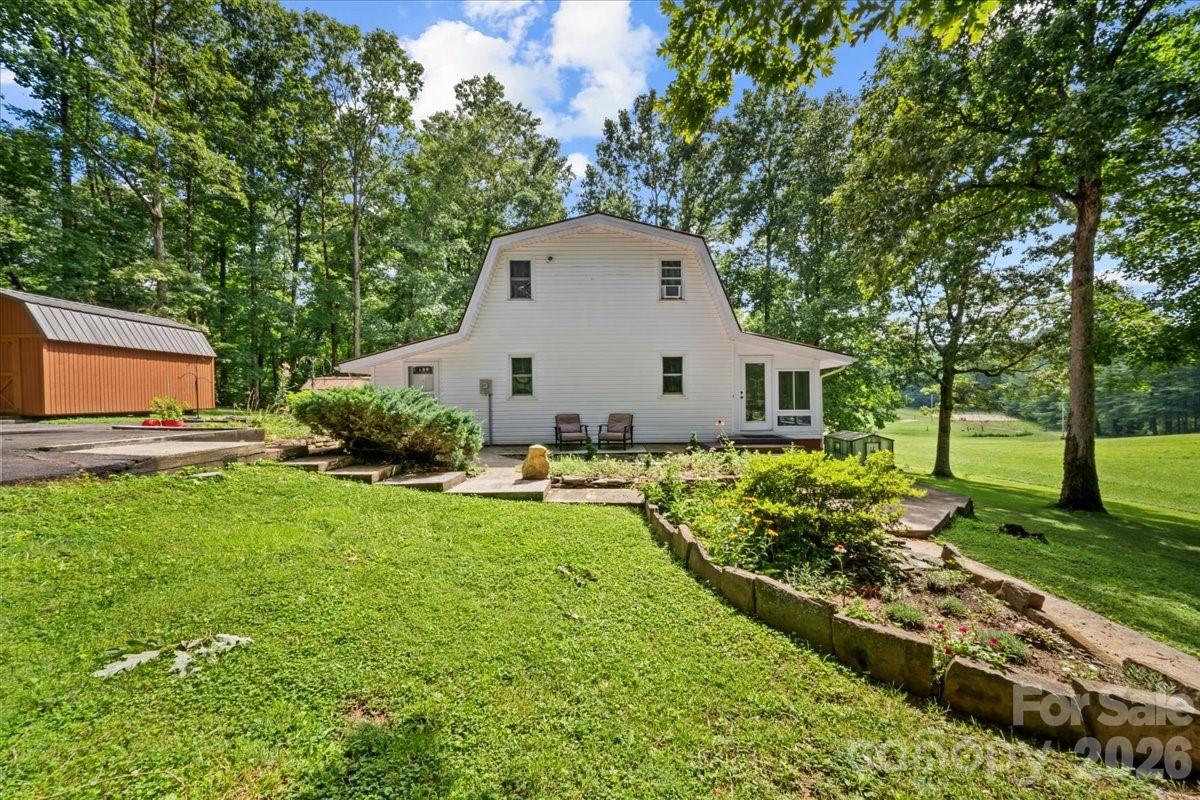 Country Farmhouse Retreat on 2.5 Scenic Acres