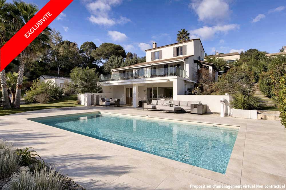 House with pool, near beach and shops