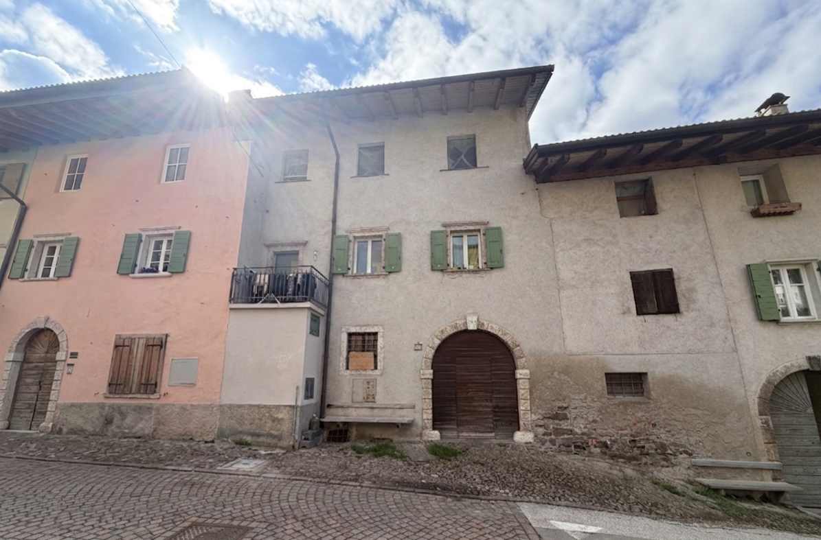 Renovation opportunity: 3-room apartment in downtown Baselga di Pinè!