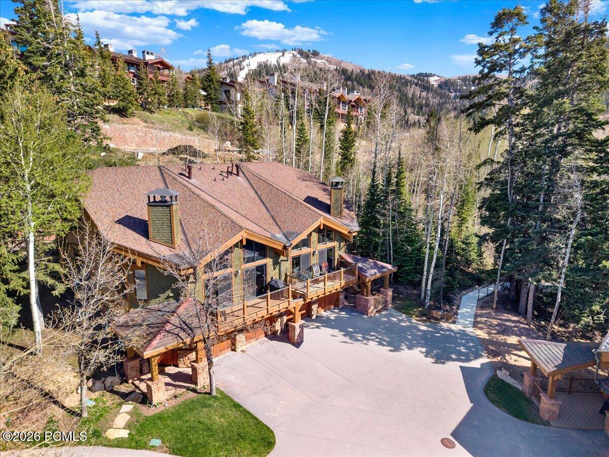 Private End-Unit Residence with a Timeless Mountain Elegance