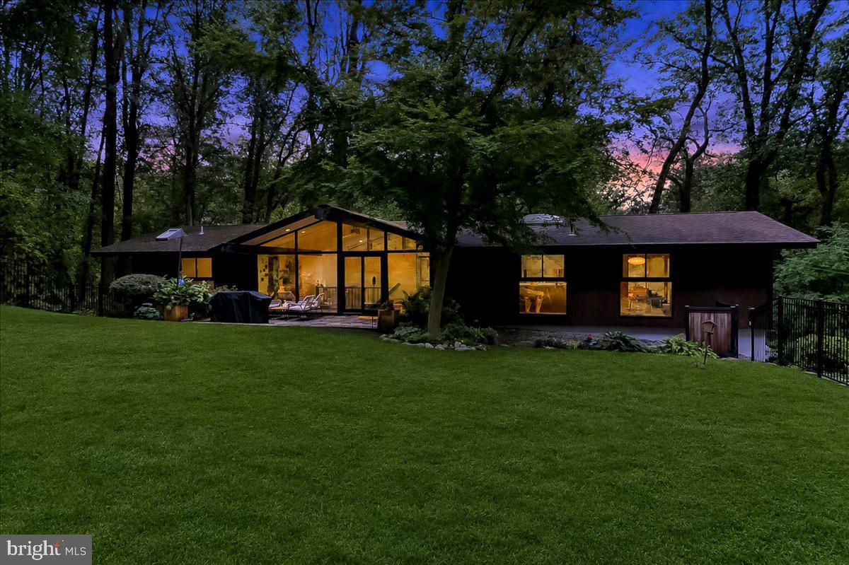 Discover Authentic Mid-Century Modern Living