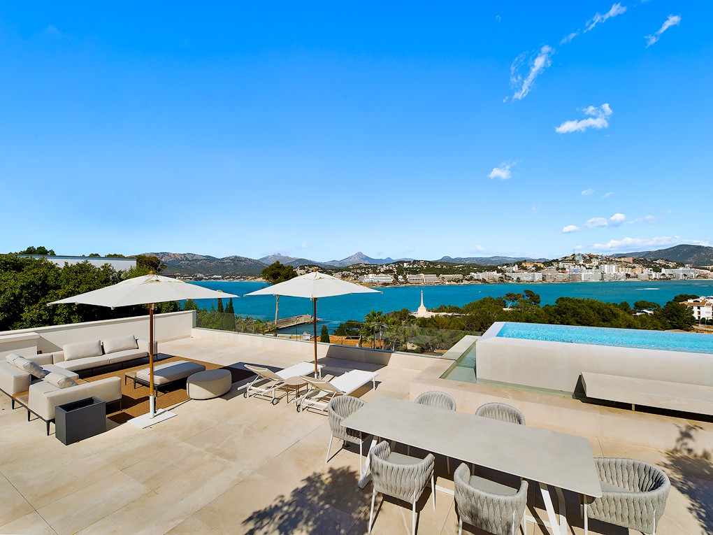 Luxurious new build villa with sea views