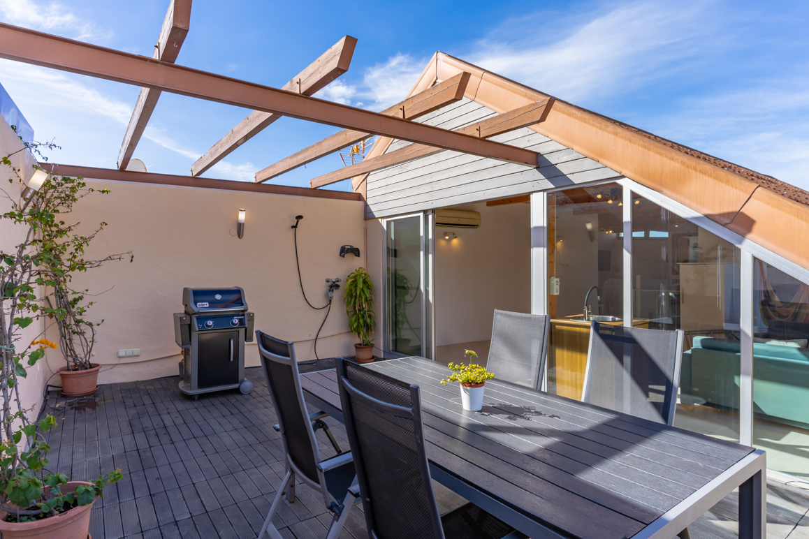 Fantastisches 3-Zimmer-Maisonette-Penthouse mit Dachterrasse und Parkplatz nahe dem Strand