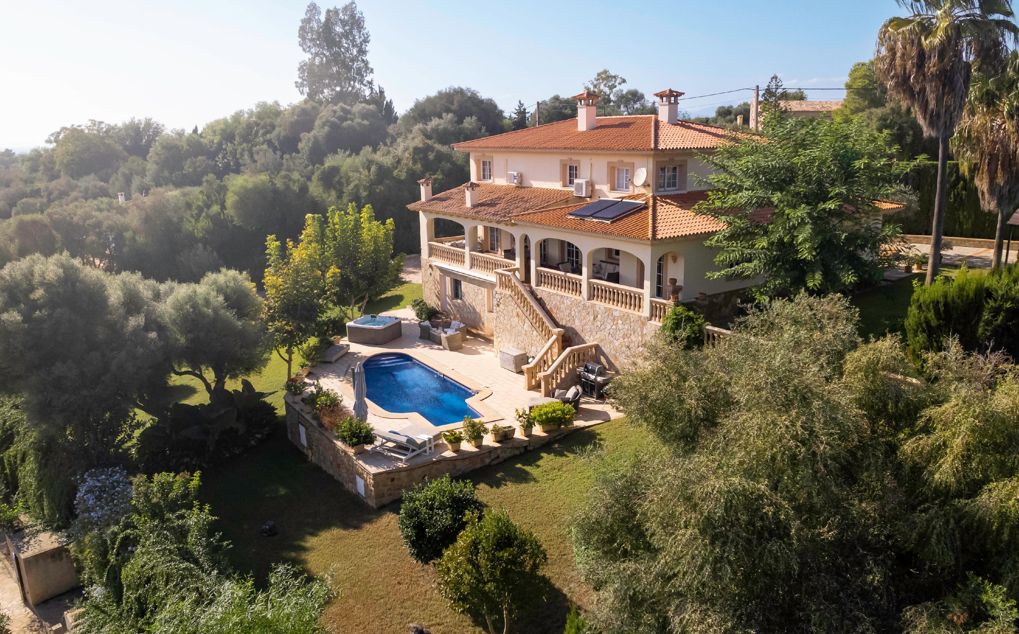 Exclusiva villa mediterránea  en ubicación céntrica y con extensas comodidades