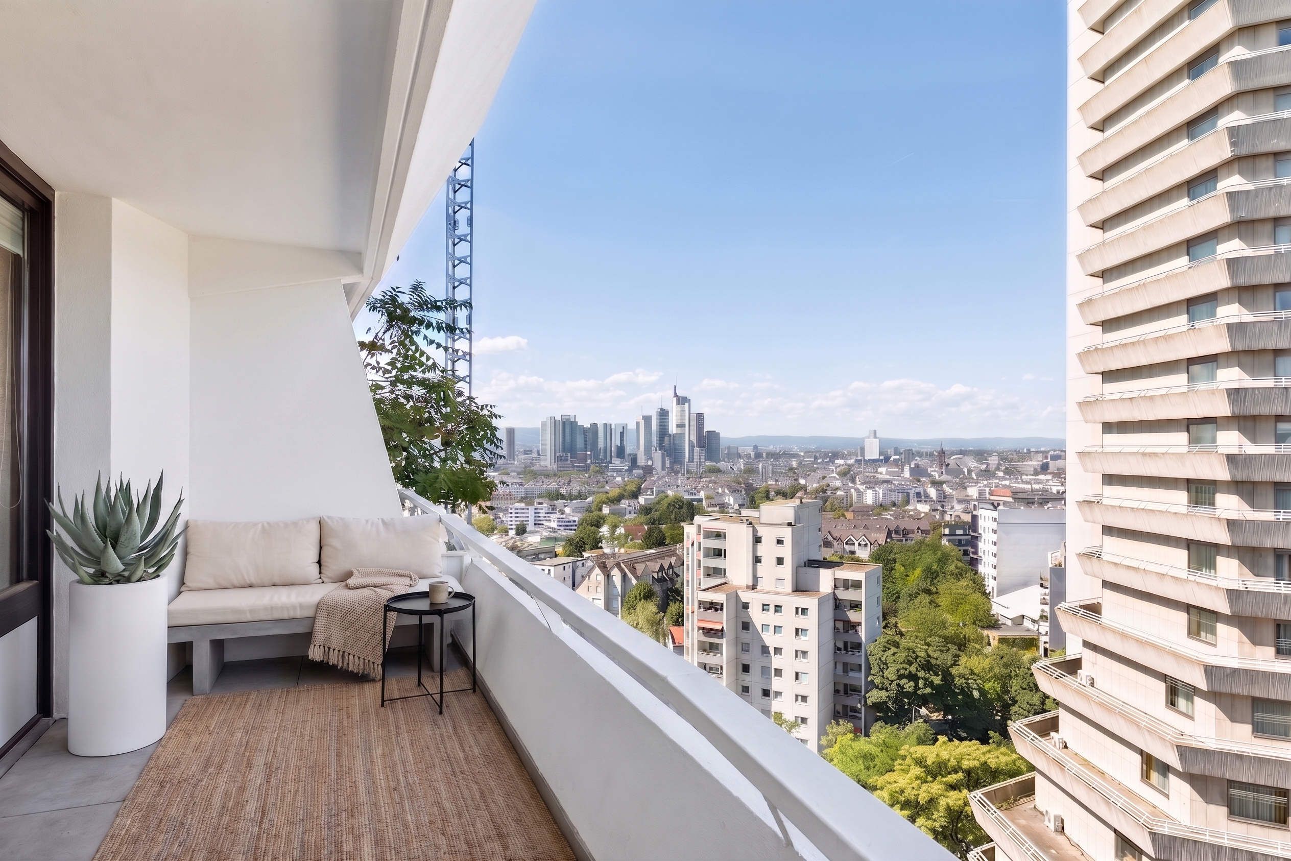 Großzügige Drei-Zimmer-Wohnung am Sachsenhäuser Berg – zwei Balkone, Skylineblick & Schwimmbad