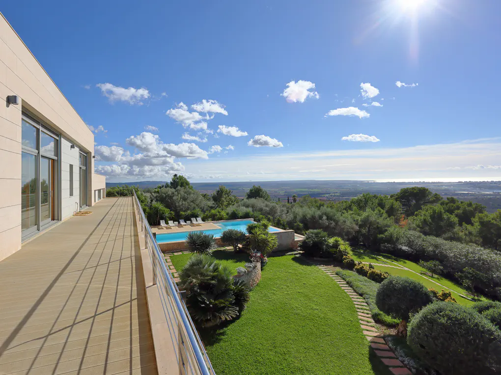 High-quality luxury villa with heated pool in Puntiró