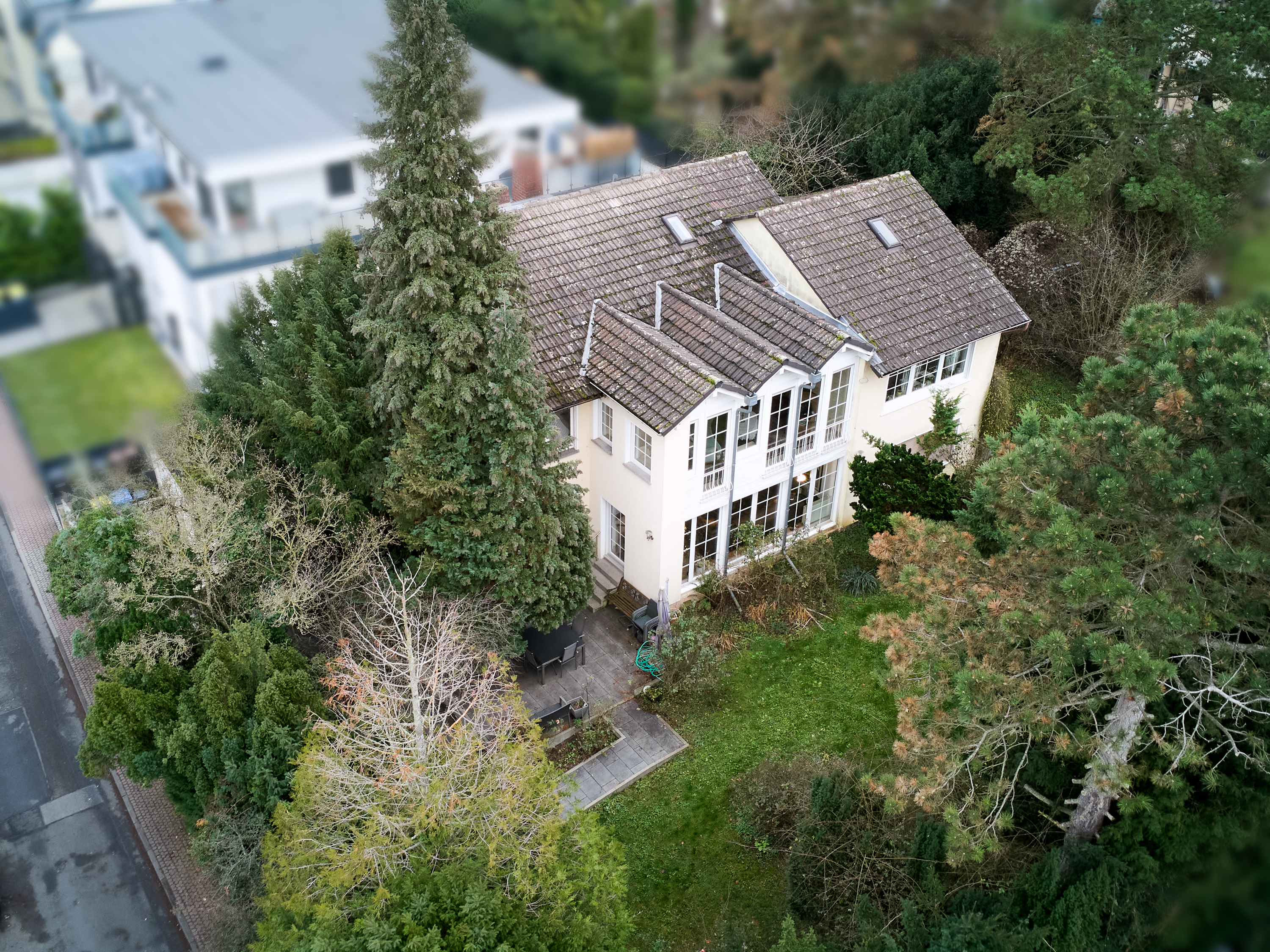 Charakterstarkes, großflächiges  Familienhaus  mit  Modernisierungspotenzial in Top Lage