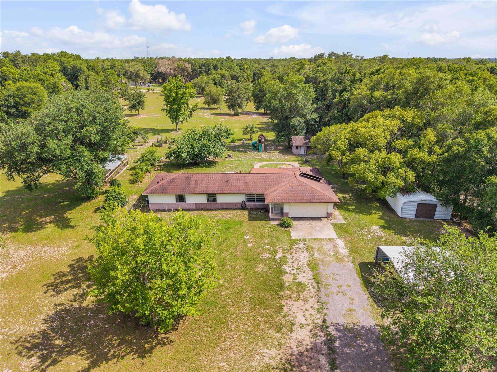 Spacious Rural Retreat Near Town