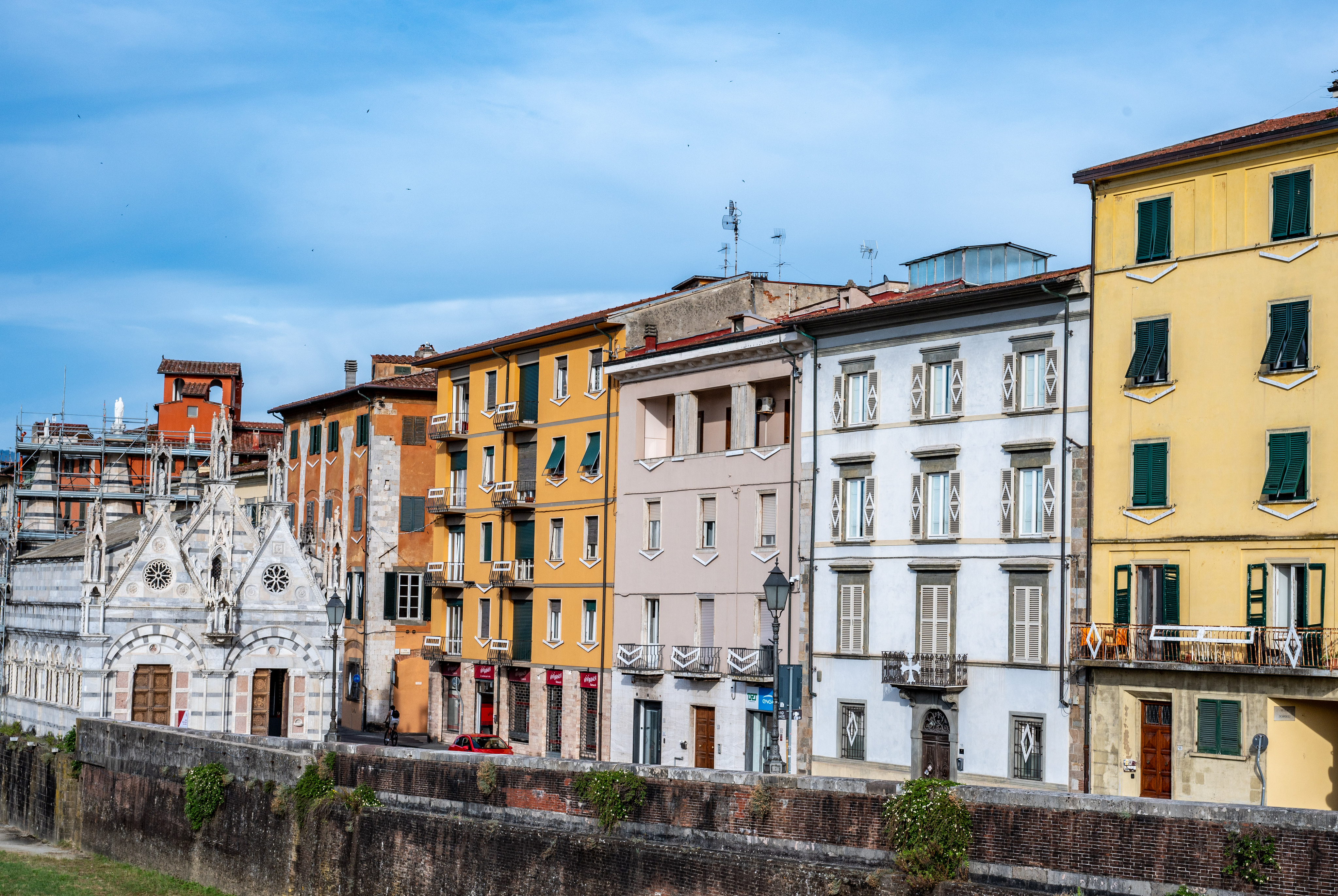 Elegant apartment on the Lungarno overlooking the Church of Santa Maria della Spina