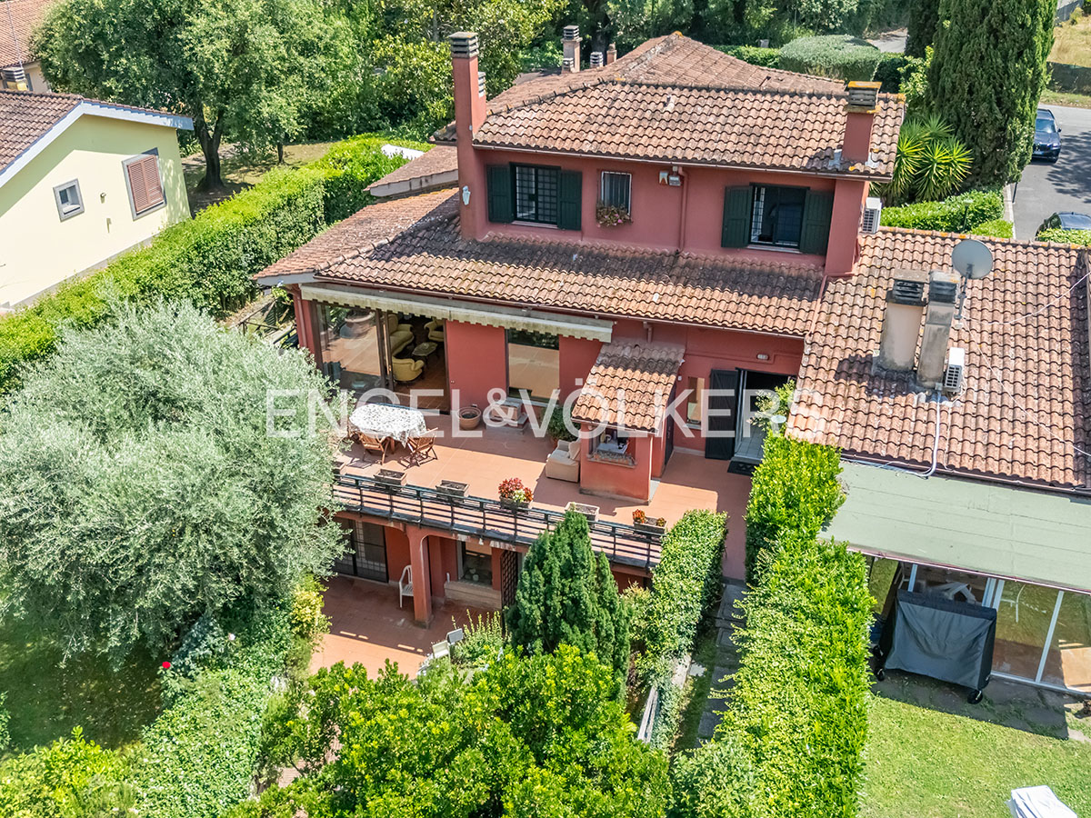 Olgiata, three-level terraced villa surrounded by greenery and quiet