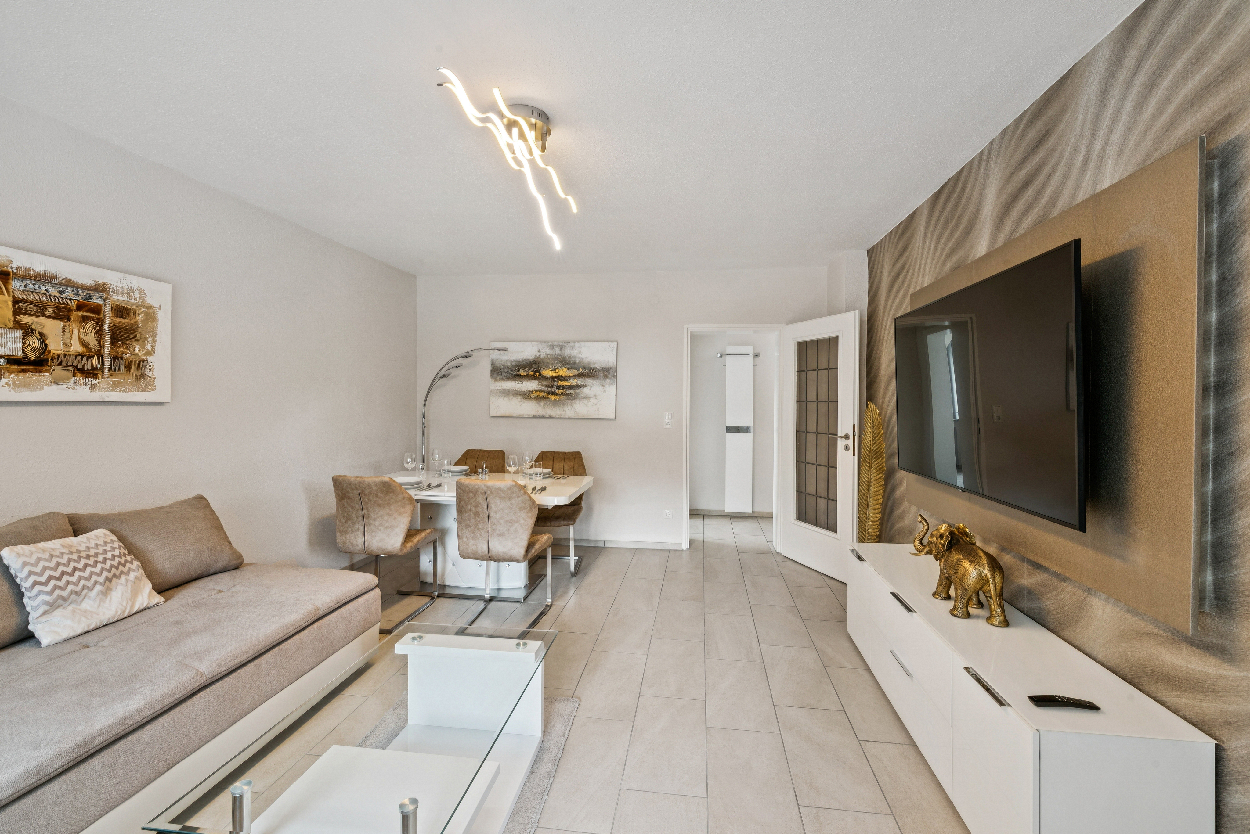 Top-möblierte Zwei-Zimmer-Wohnung in Bestlage von Schwalbach am Taunus