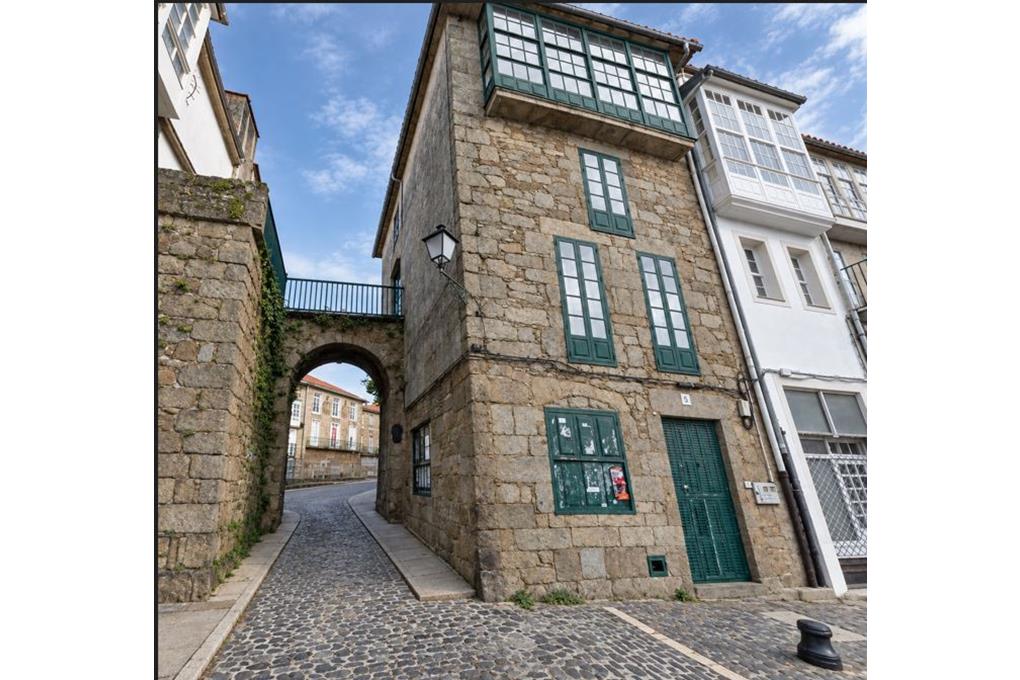 E&V sells historic building in Mazarelos Square, with commercial premises and three floors