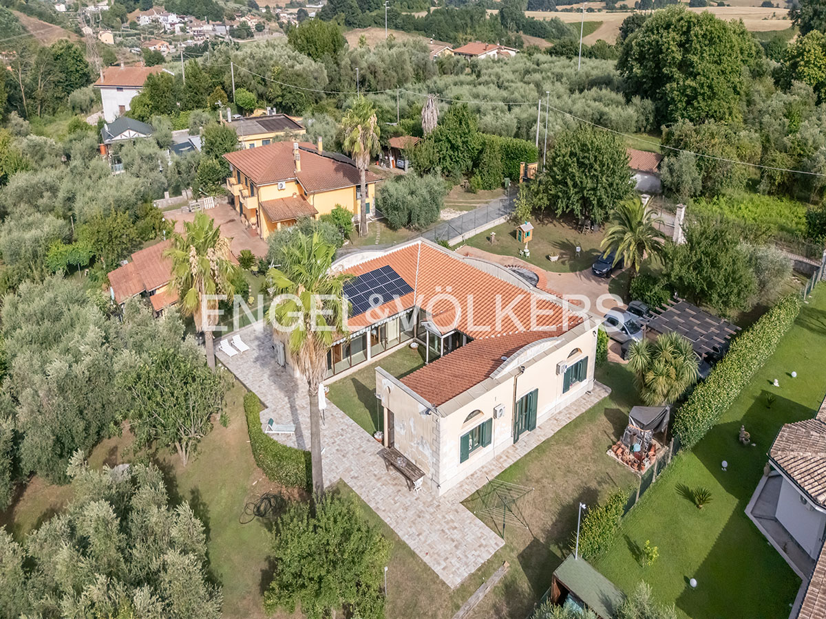 Designer villa surrounded by greenery and light in Lariano