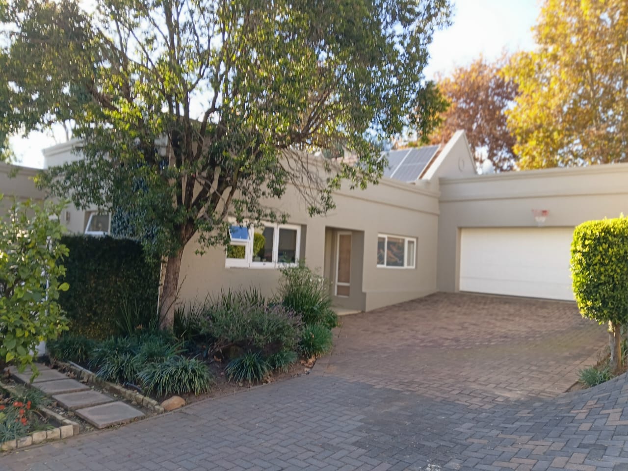Charming 3-Bedroom Cluster in Prestigious Cedar Lakes Estate