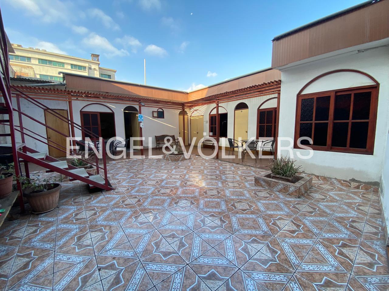 CONSOLIDADA HOSTAL, CON AMPLIAS INSTALACIONES Y EXCELENTE UBICACIÓN