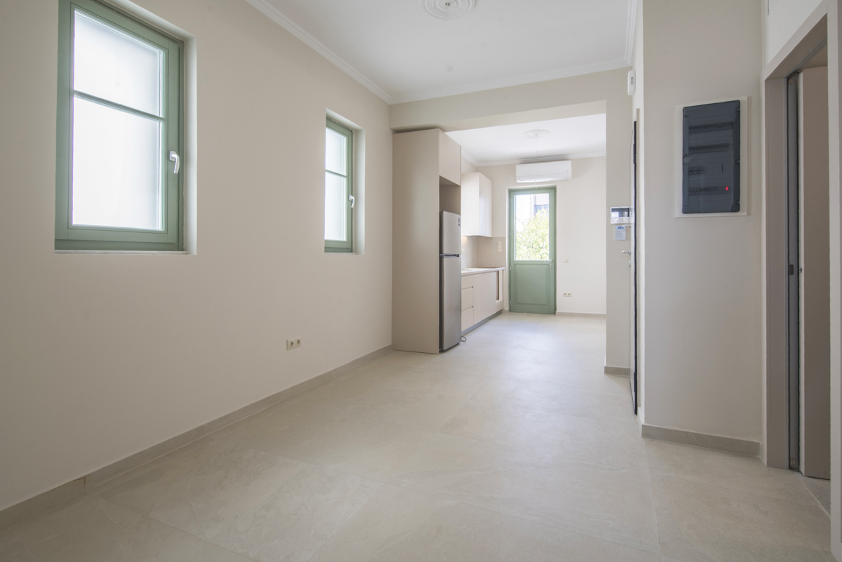 Renovated apartment on 2nd floor near metro