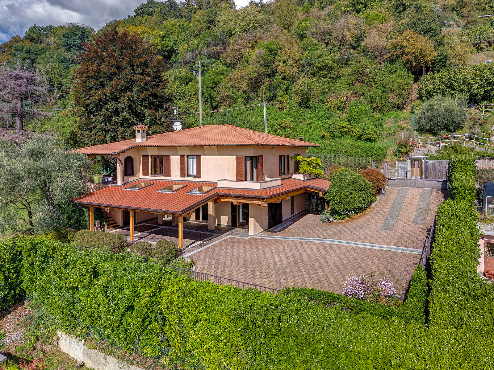 Detached villa with a large private garden for sale in Tavernerio