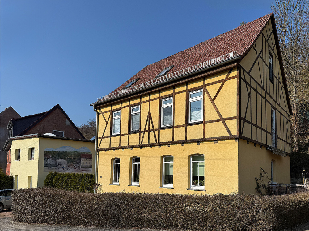 Gepflegtes Mehrfamilienhaus mit Stellplätzen in idyllischer Lage