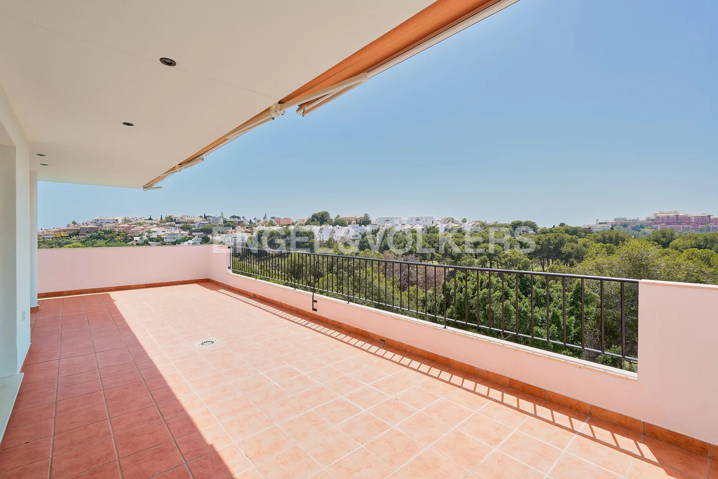 Fully renovated 3-bedroom penthouse with golf views