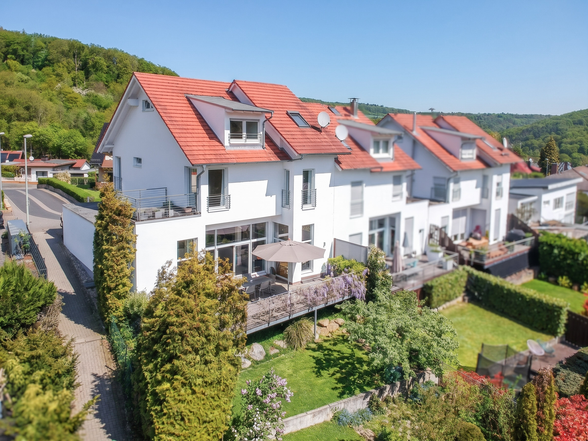 Architektenhaus mit unverbaubarem Taunusblick – lichtdurchflutetes Familienhaus mit Panorama-Terrasse