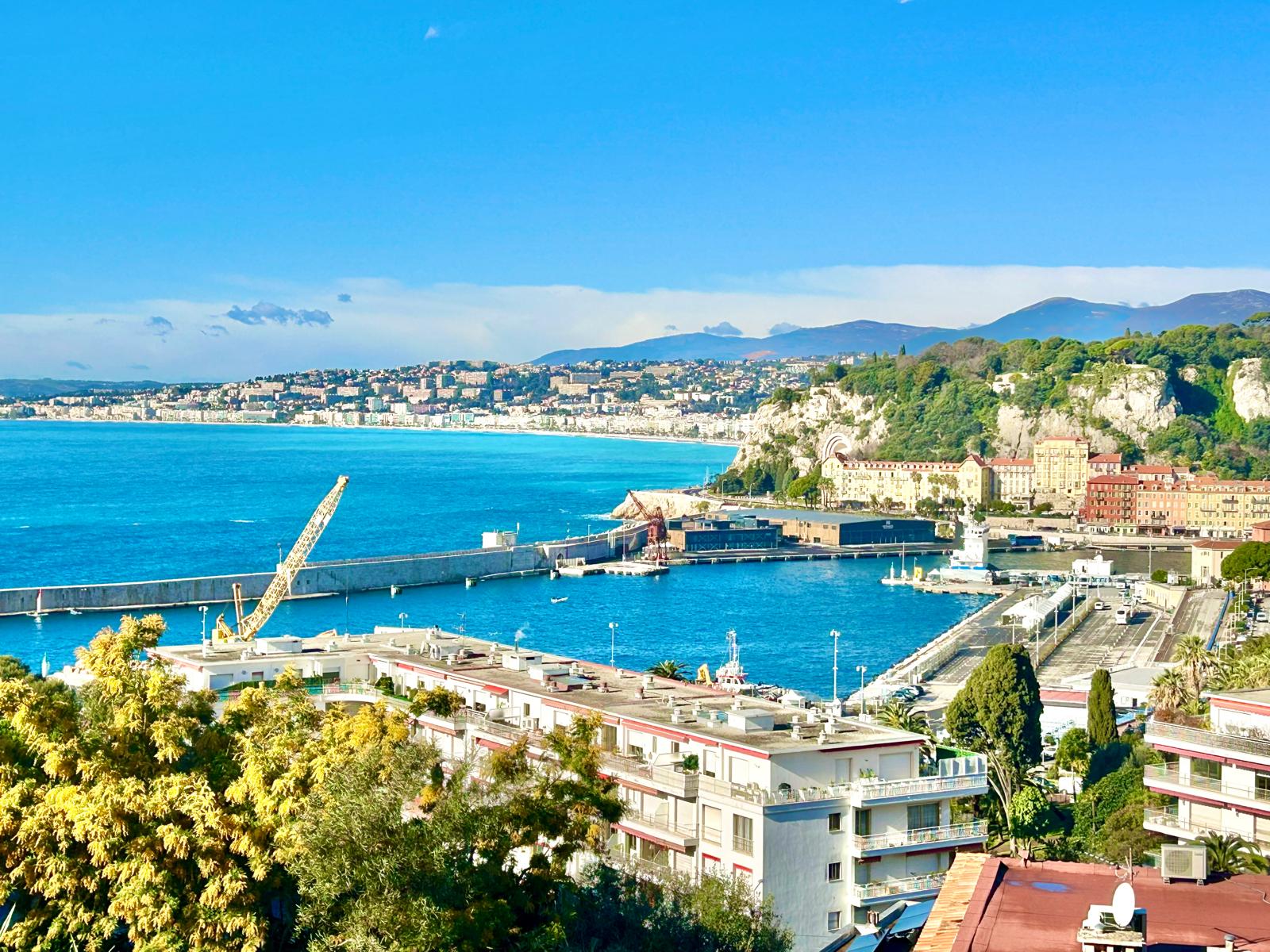 Exclusivité - Superbe 3 pièces avec grande terrasse vue mer, jardin, garage. Mont Boron