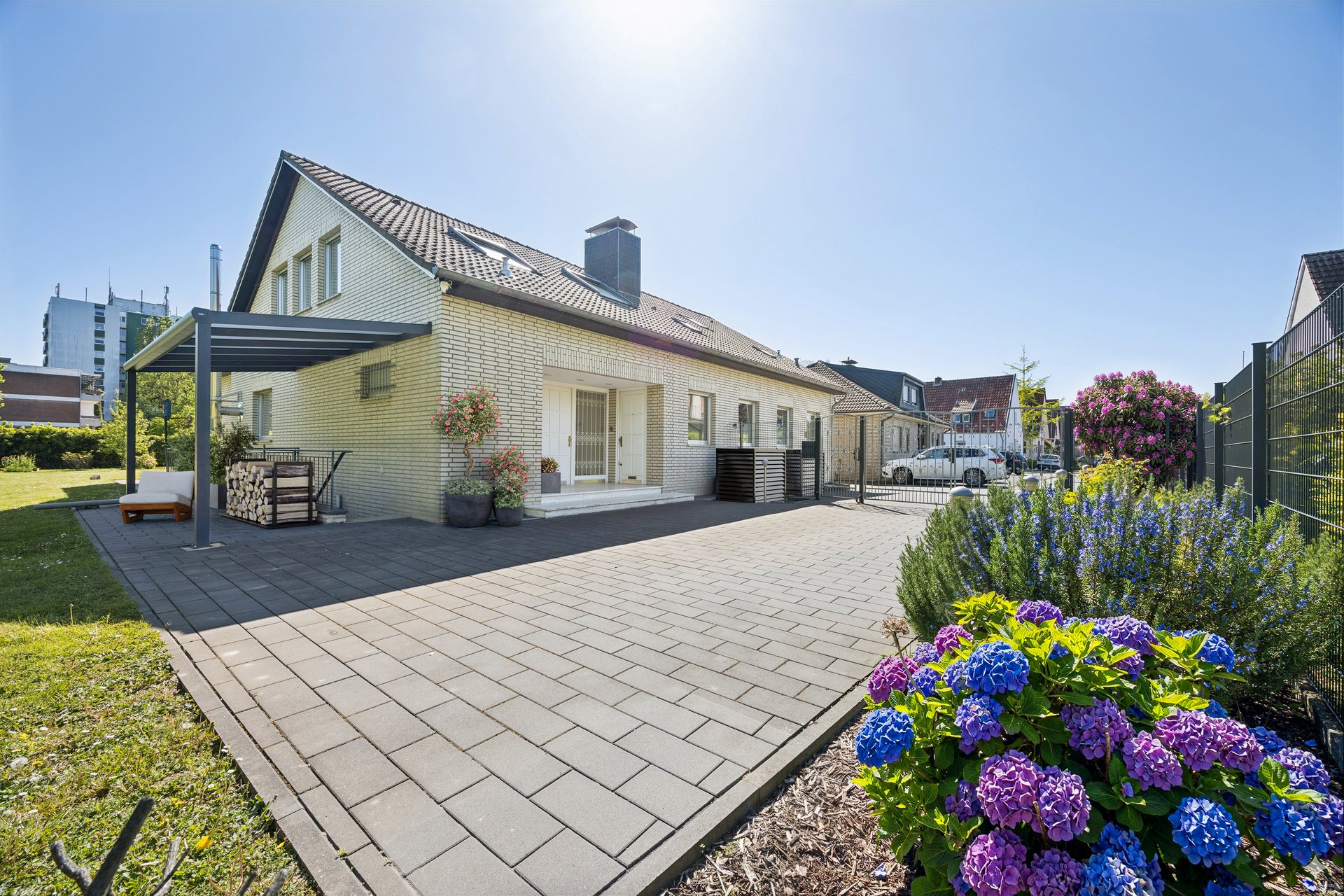 Modernisiertes A+ Architektenhaus: Charakterstarkes Wohnen mit viel Platz, Grün und Einlieger-Trakt