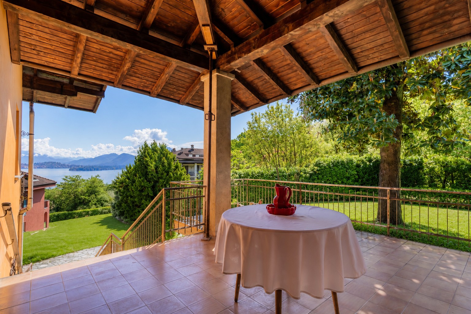 Villa in need of renovation with lake views