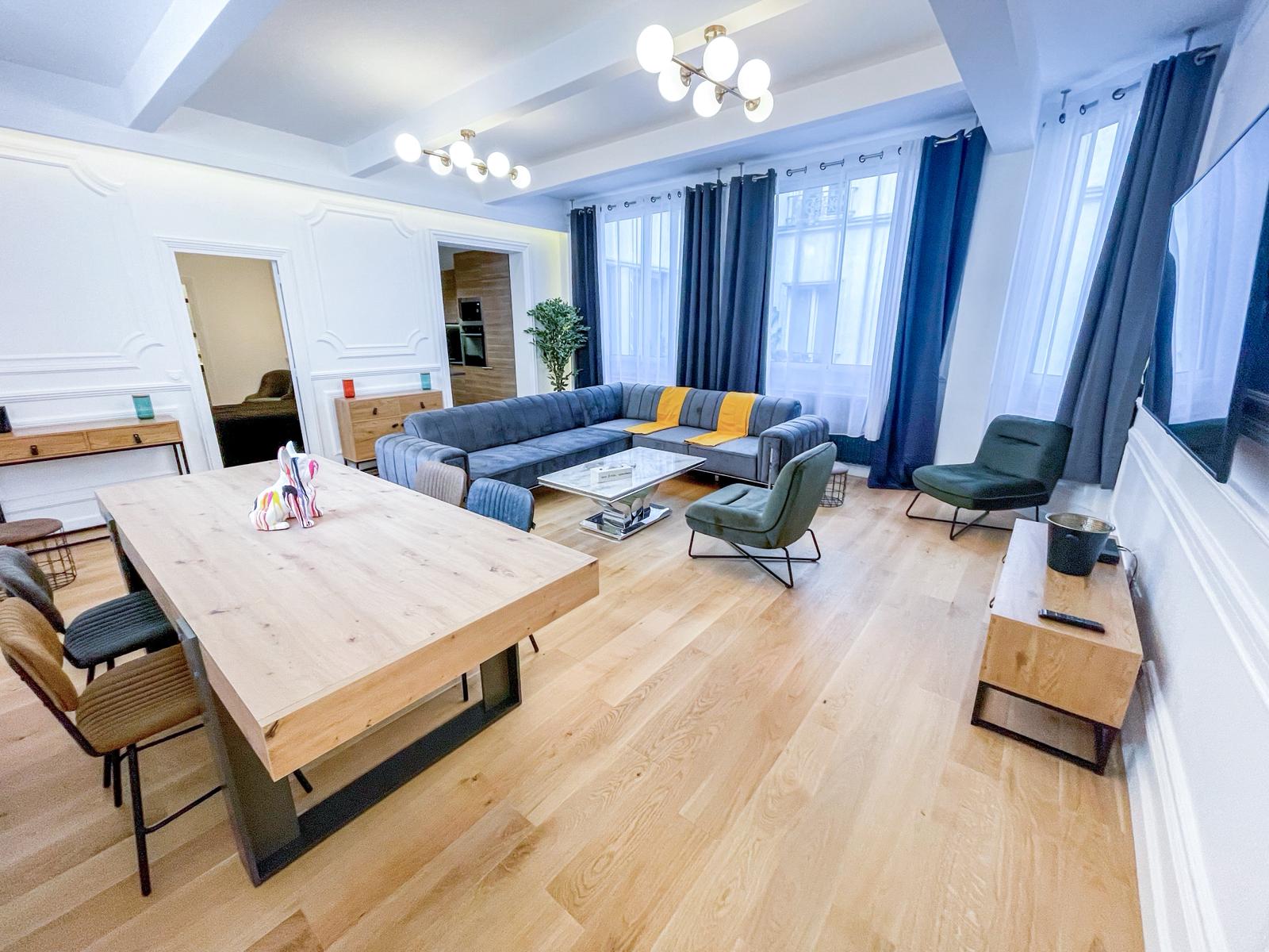 Renovierte Wohnung mit Terrasse im dritten Stock zum Innenhof