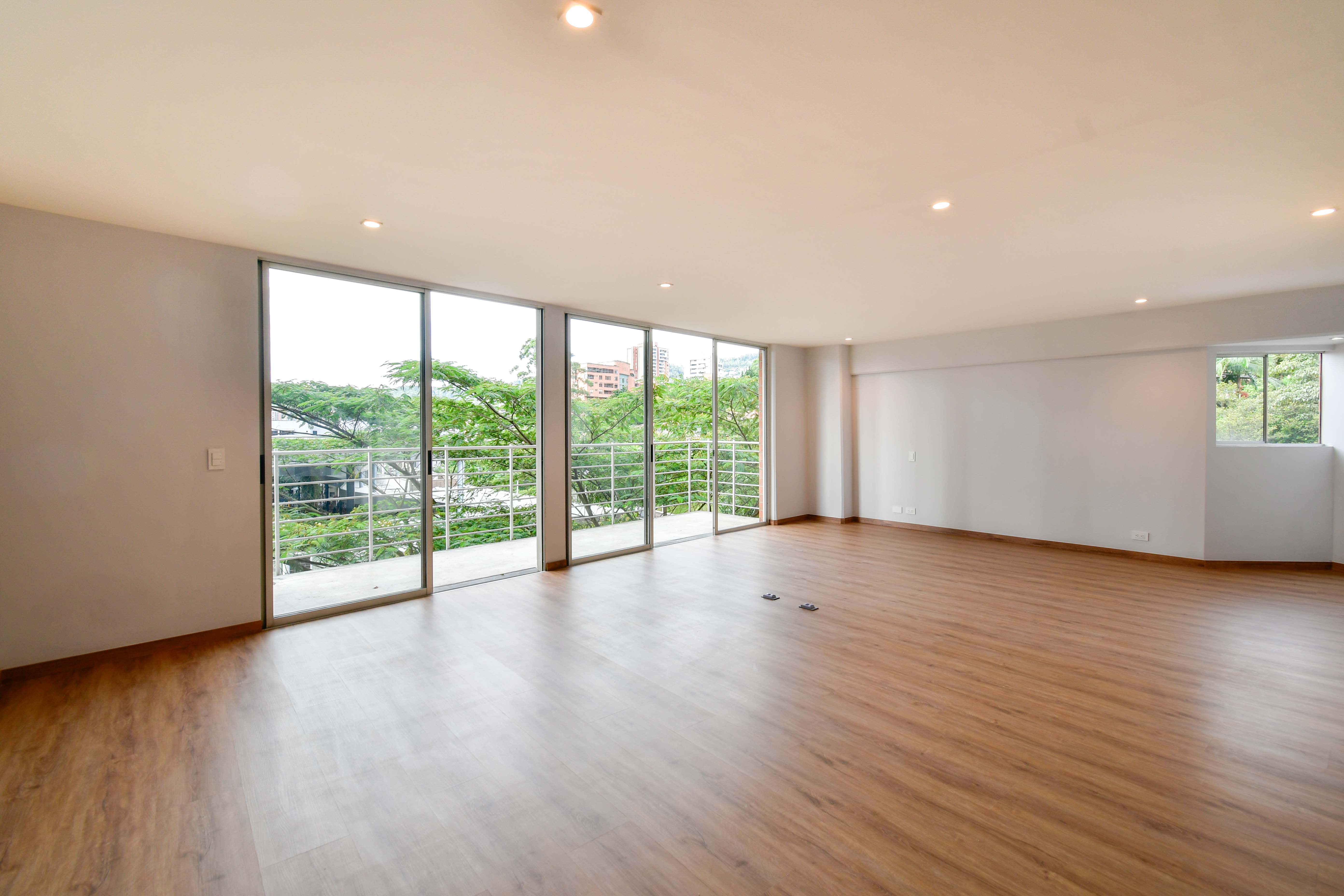 Apartamento con balcón para arriendo en El Tesoro, El Poblado