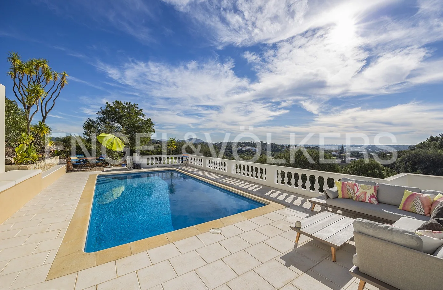 5 minutes away from Vilamoura, a charming villa with panoramic views and exceptional versatility.
