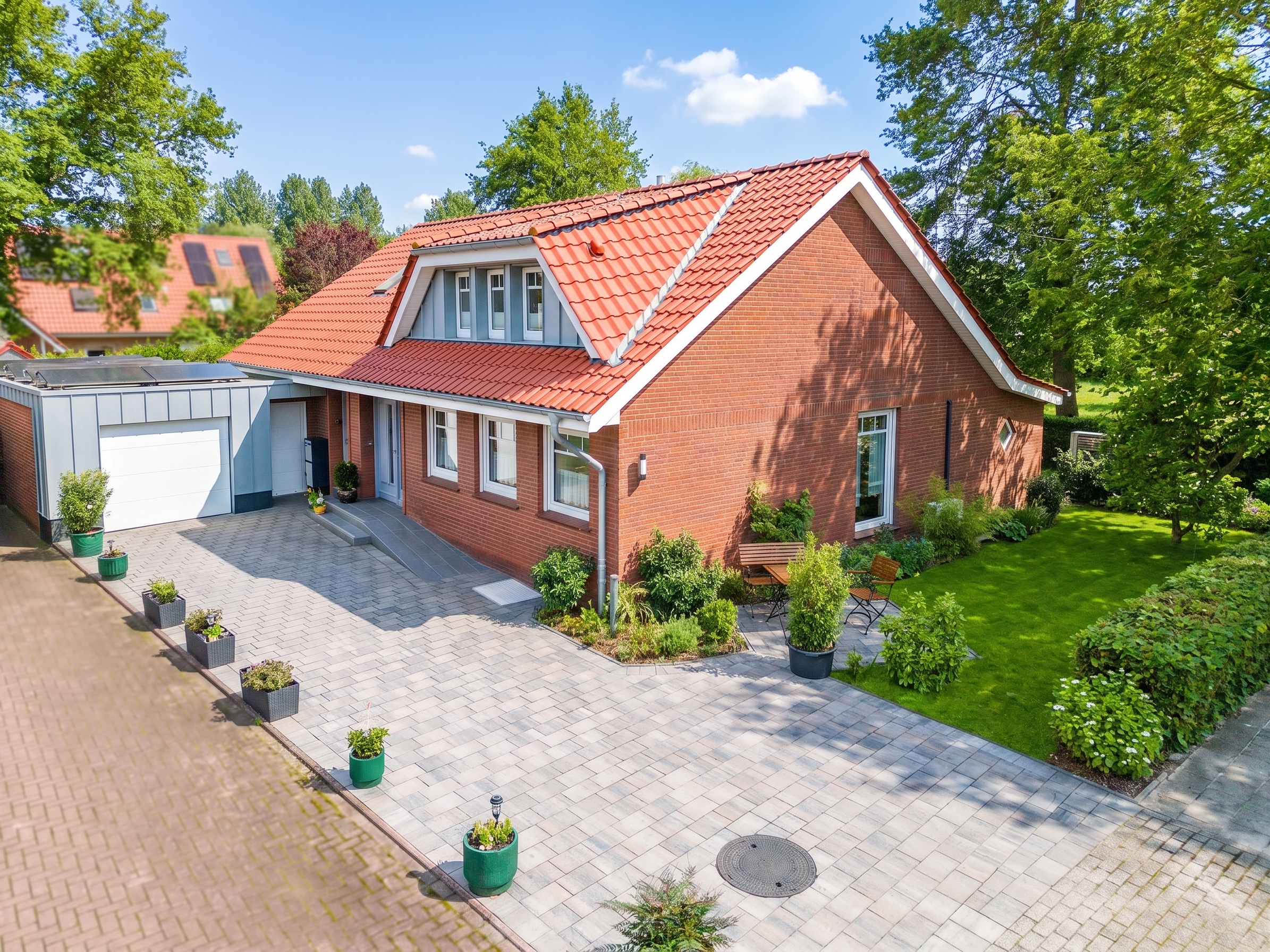 Charmant saniertes Ein- bis Zweifamilienhaus mit Einliegerwohnung im Obergeschoss, Wintergarten, Klimaanlage und Naturgarten