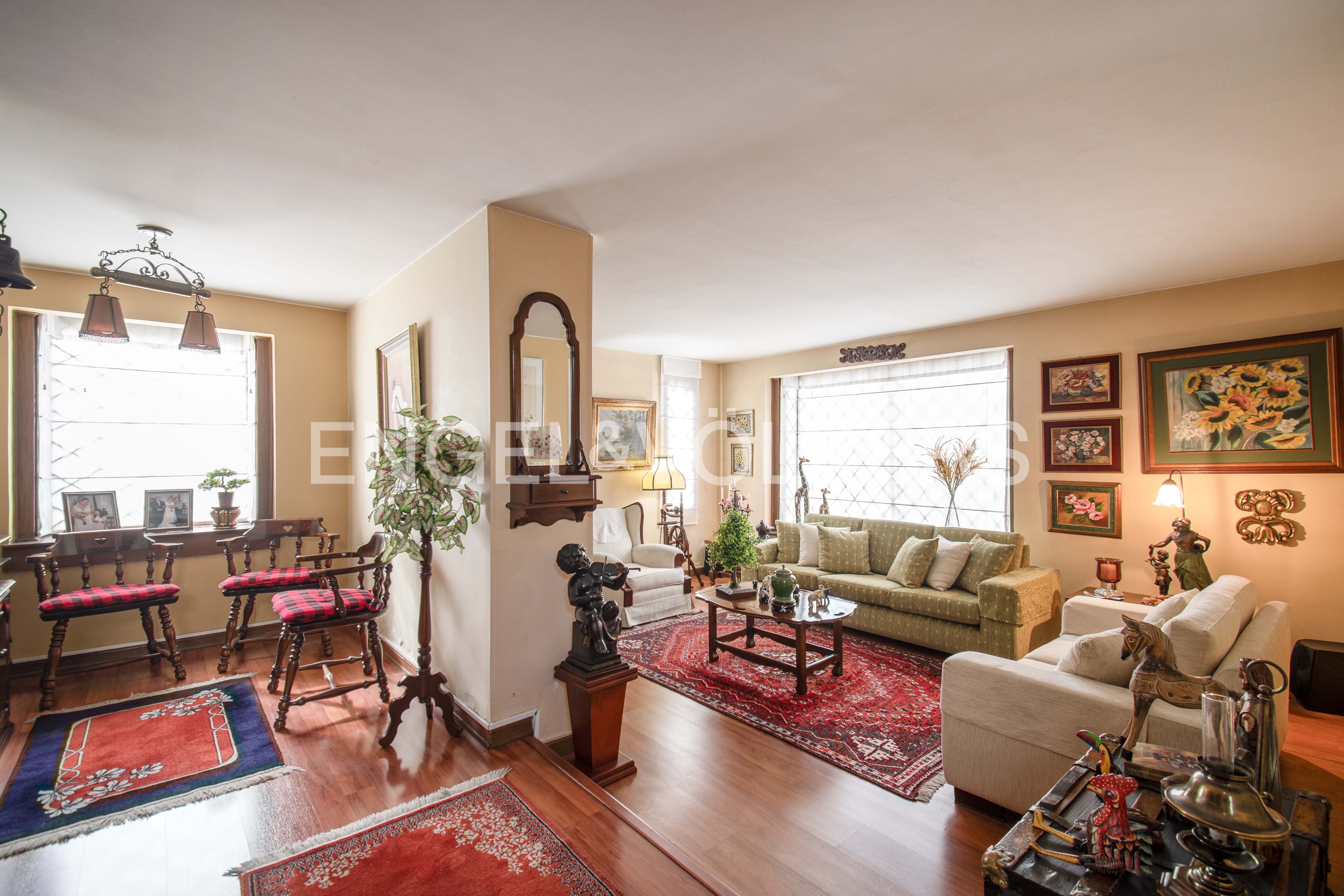 Casa esquinera para venta en La Alhambra