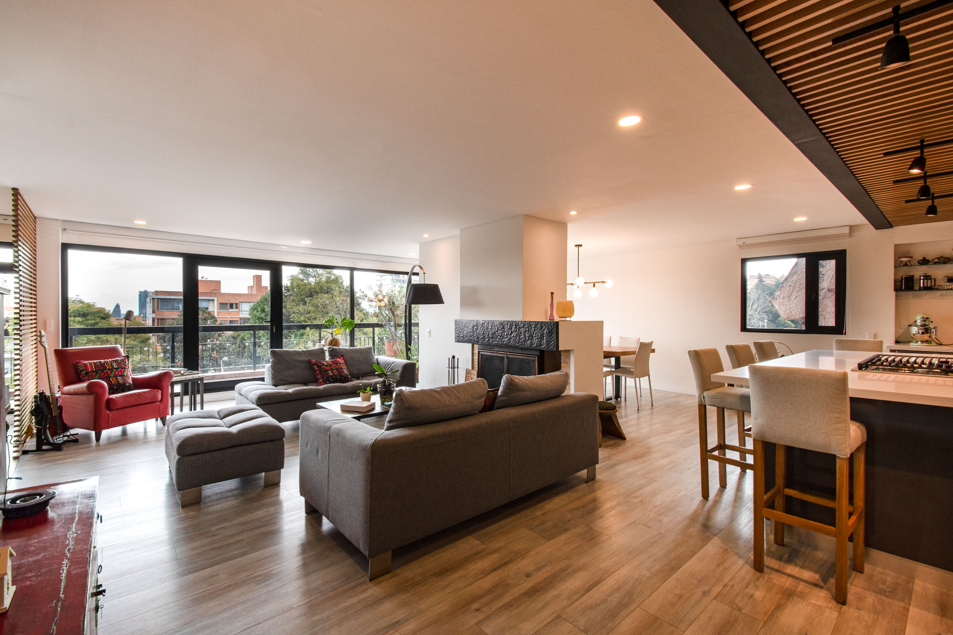 Apartamento con balcón para arriendo en Chicó Alto