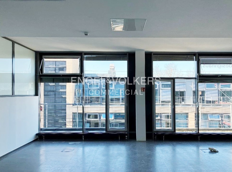 Flexibles Büro mit zwei Balkonen