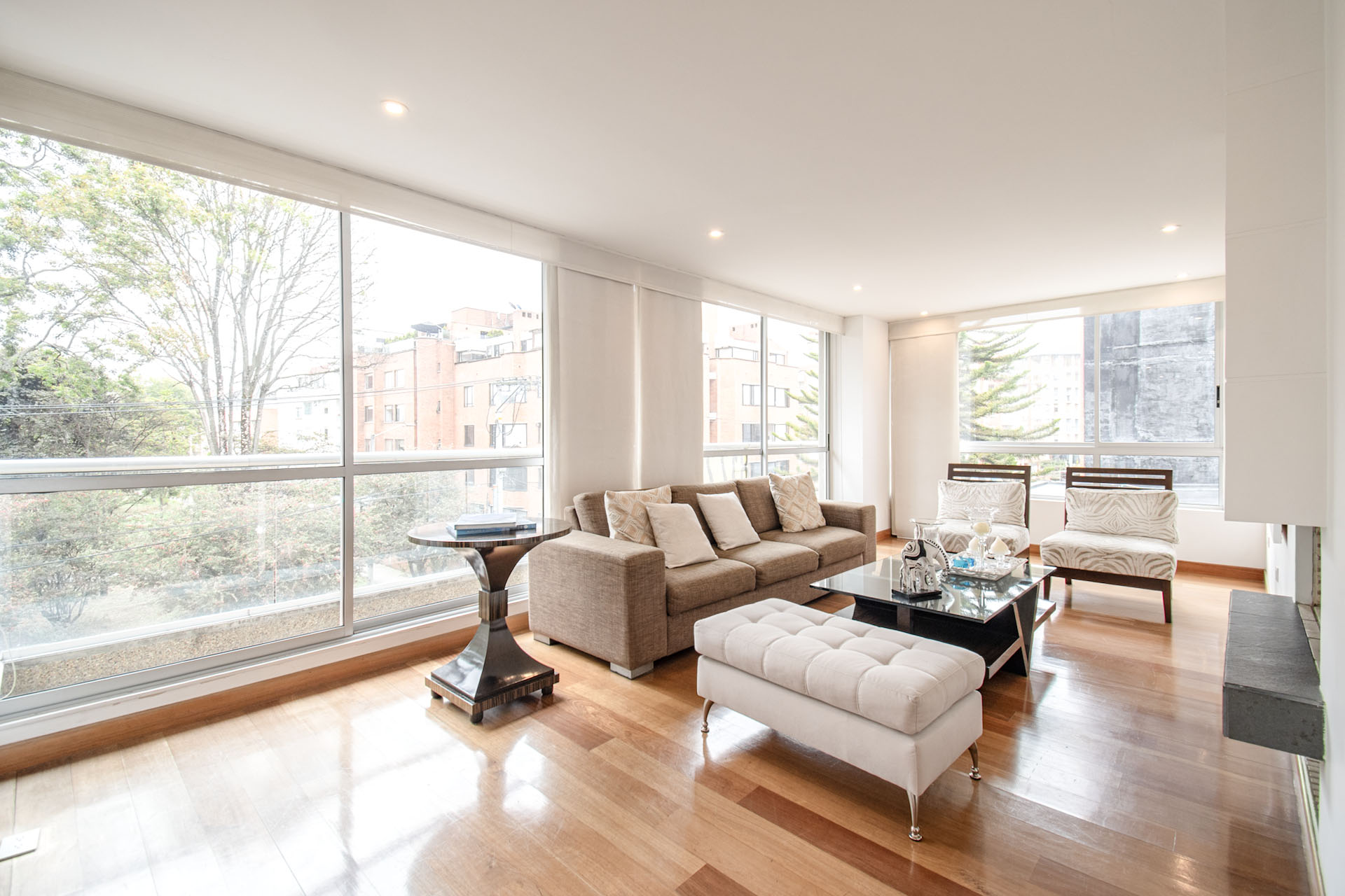 Apartamento con balcón y vista a parque para venta en Chicó Navarra