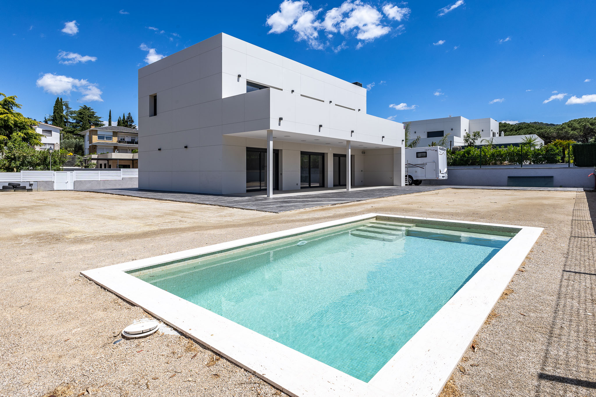 Stunning new single-family home in central Vallromanes