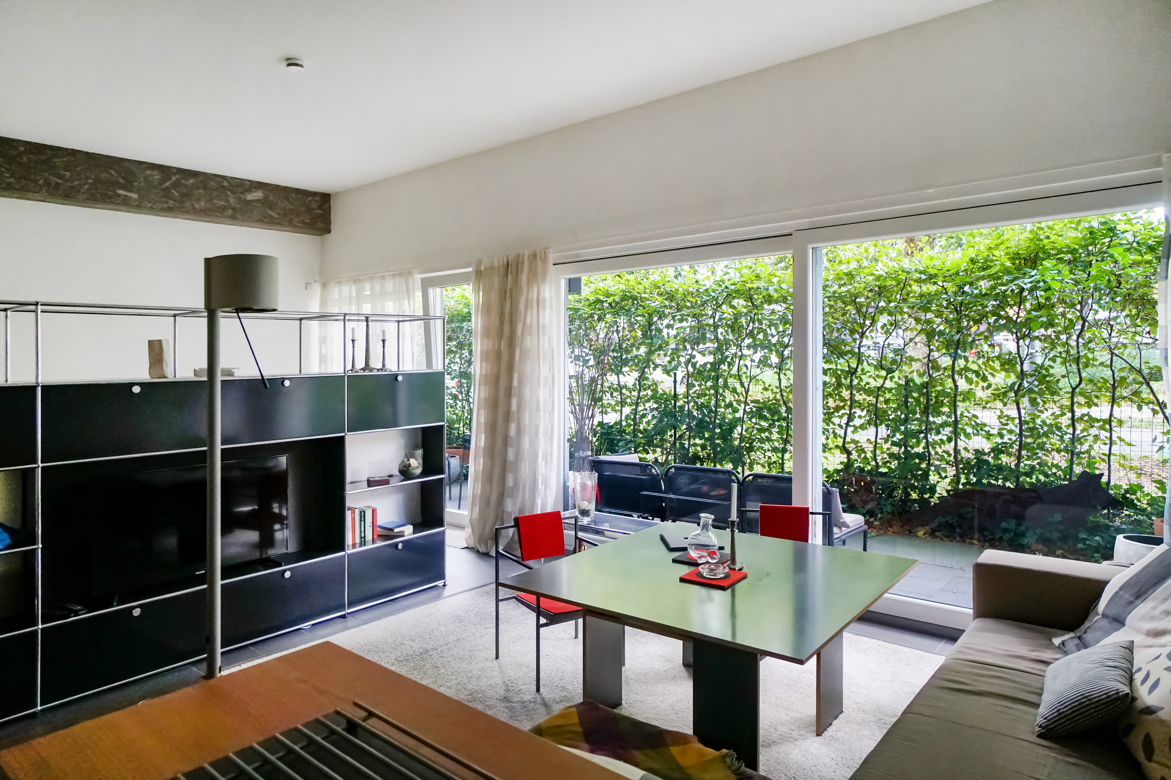 Möbliertes Studio-Apartment mit bodentiefen Fenstern und Terrasse
