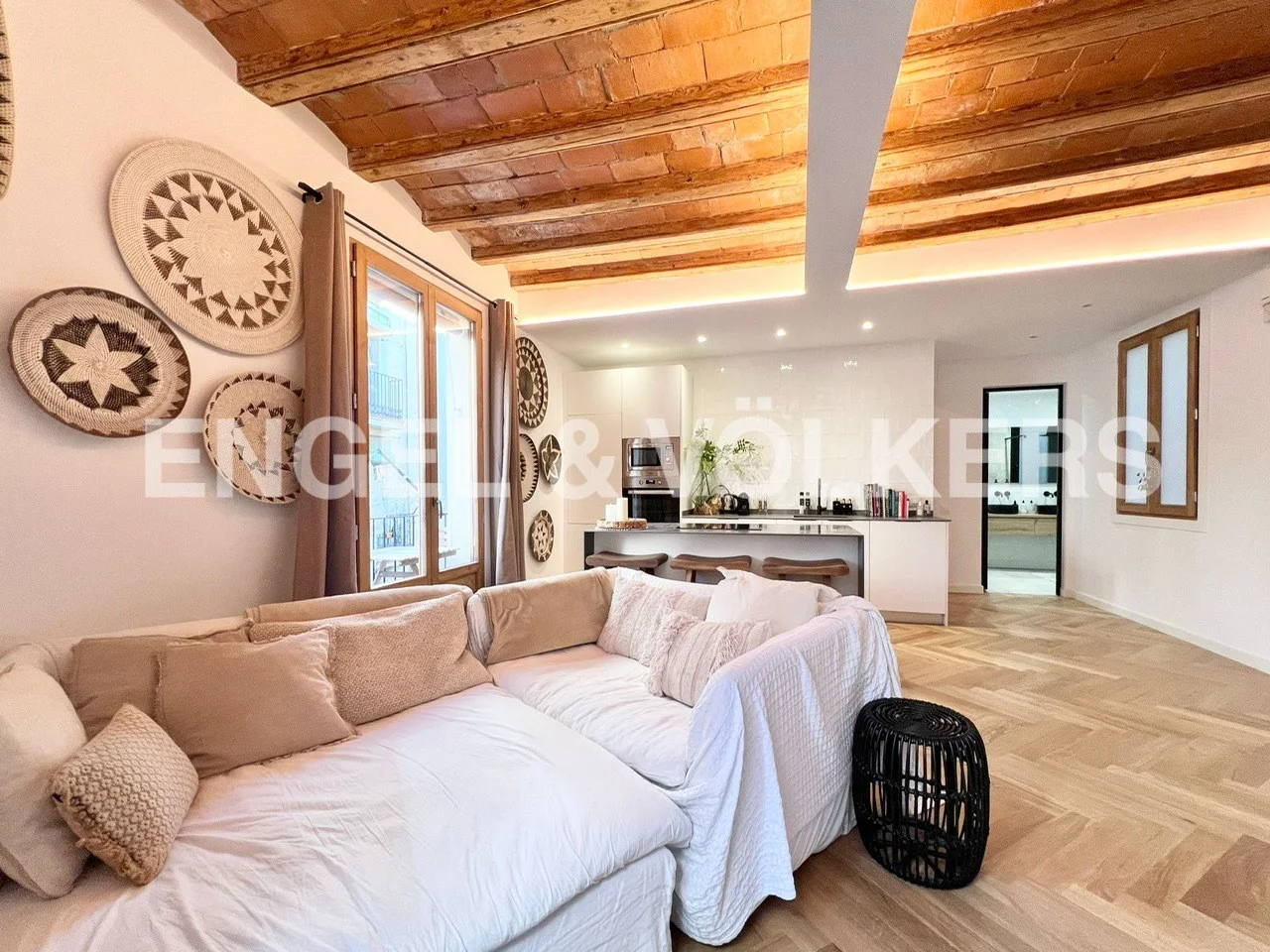 Beautiful temporary apartment with balconies in Raval