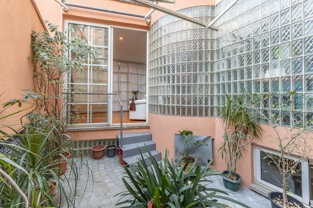 Unique architectural townhouse with patio and two roof terraces in L'Hospitalet
