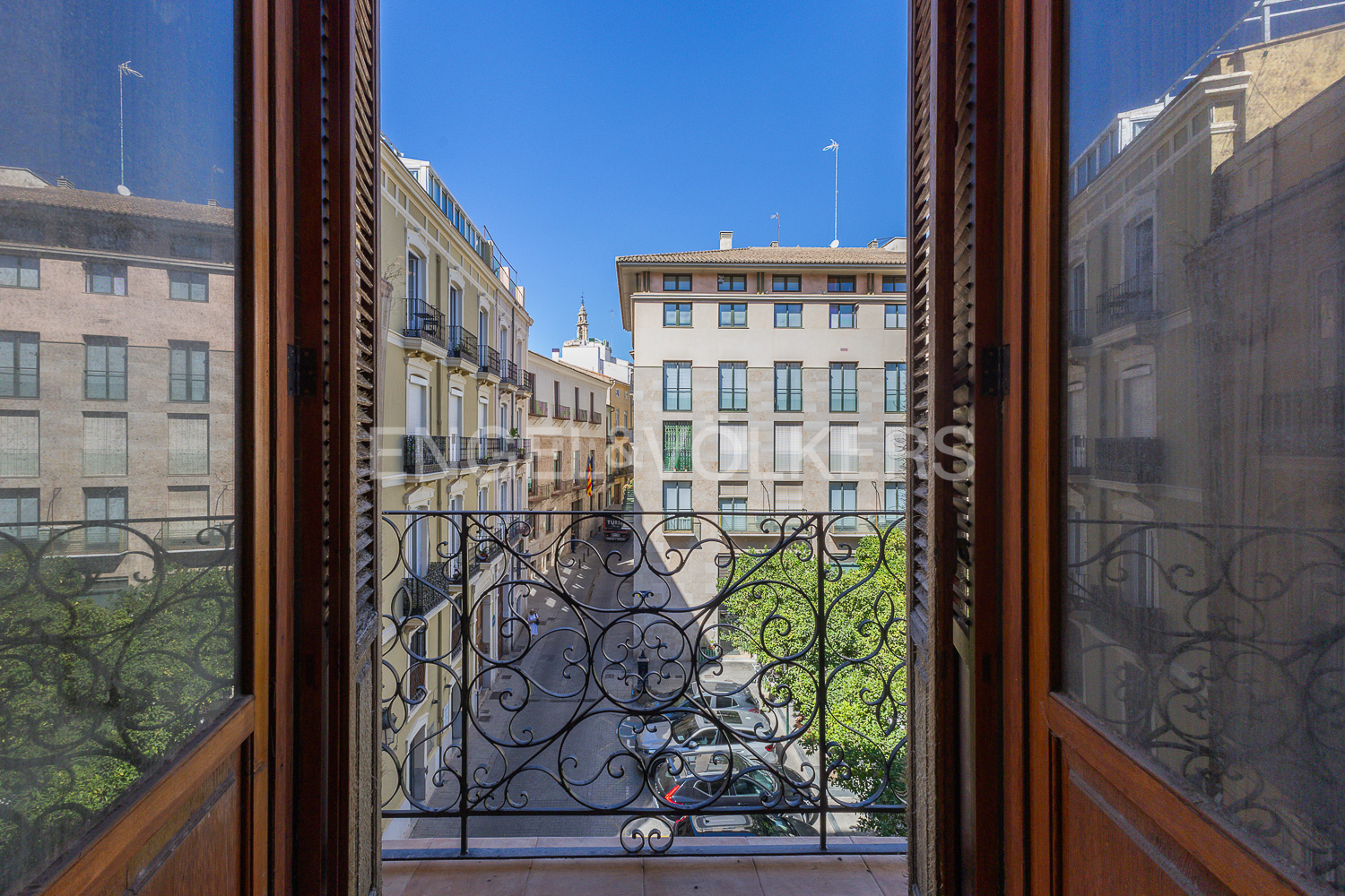 Housing with a garage in Naples and Sicily Square, Valencia