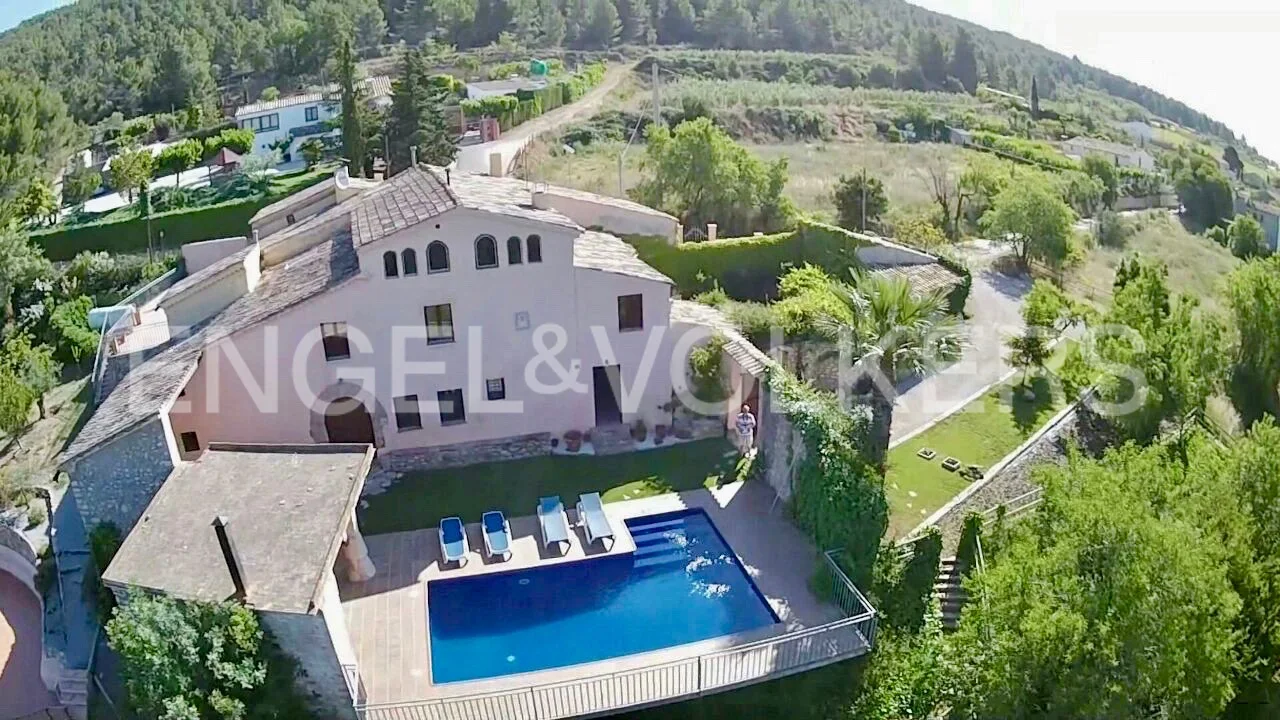 Spectacular renovated masia with 2 houses