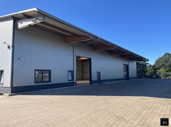 Flexible Lagerhalle mit Freifläche in Sichtlage zur A1