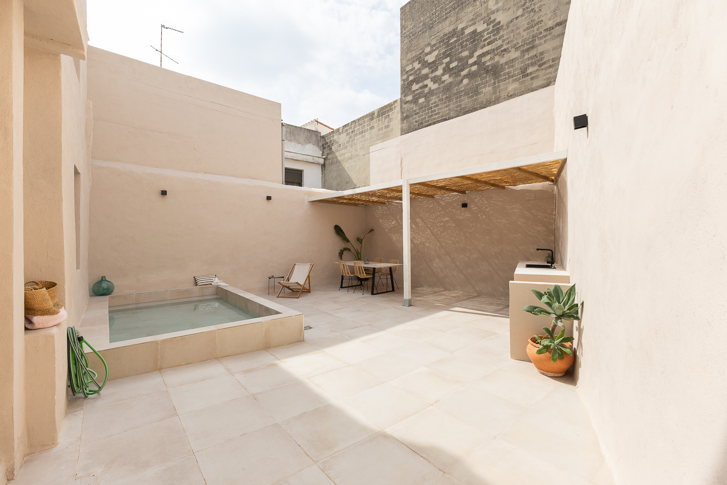 SPECTACULAR HOUSE IN NAQUERA